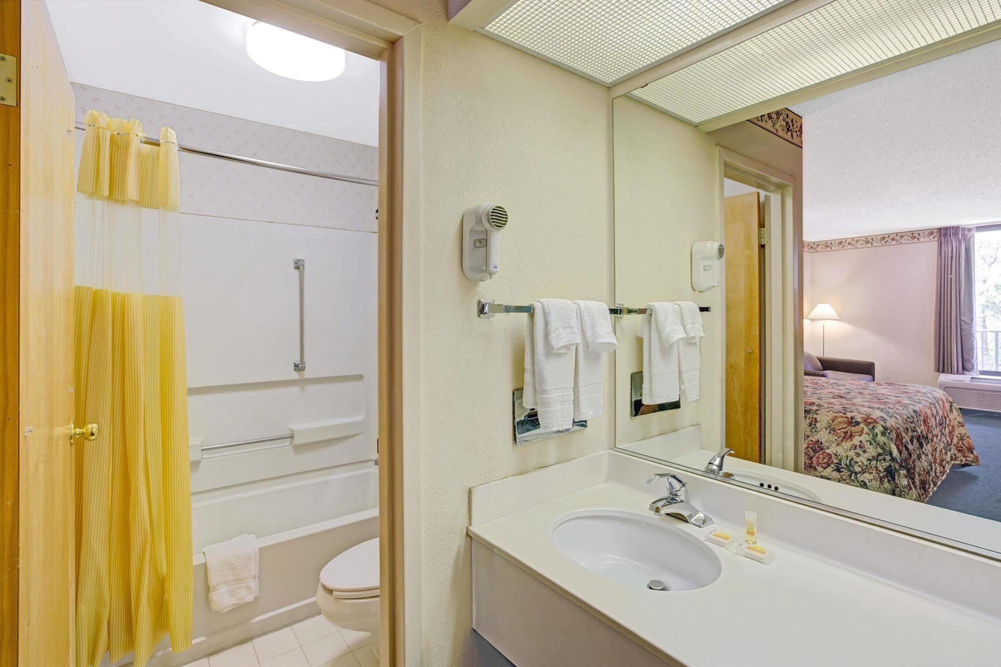 Days Inn Lake Norman Cornelius Esterno foto