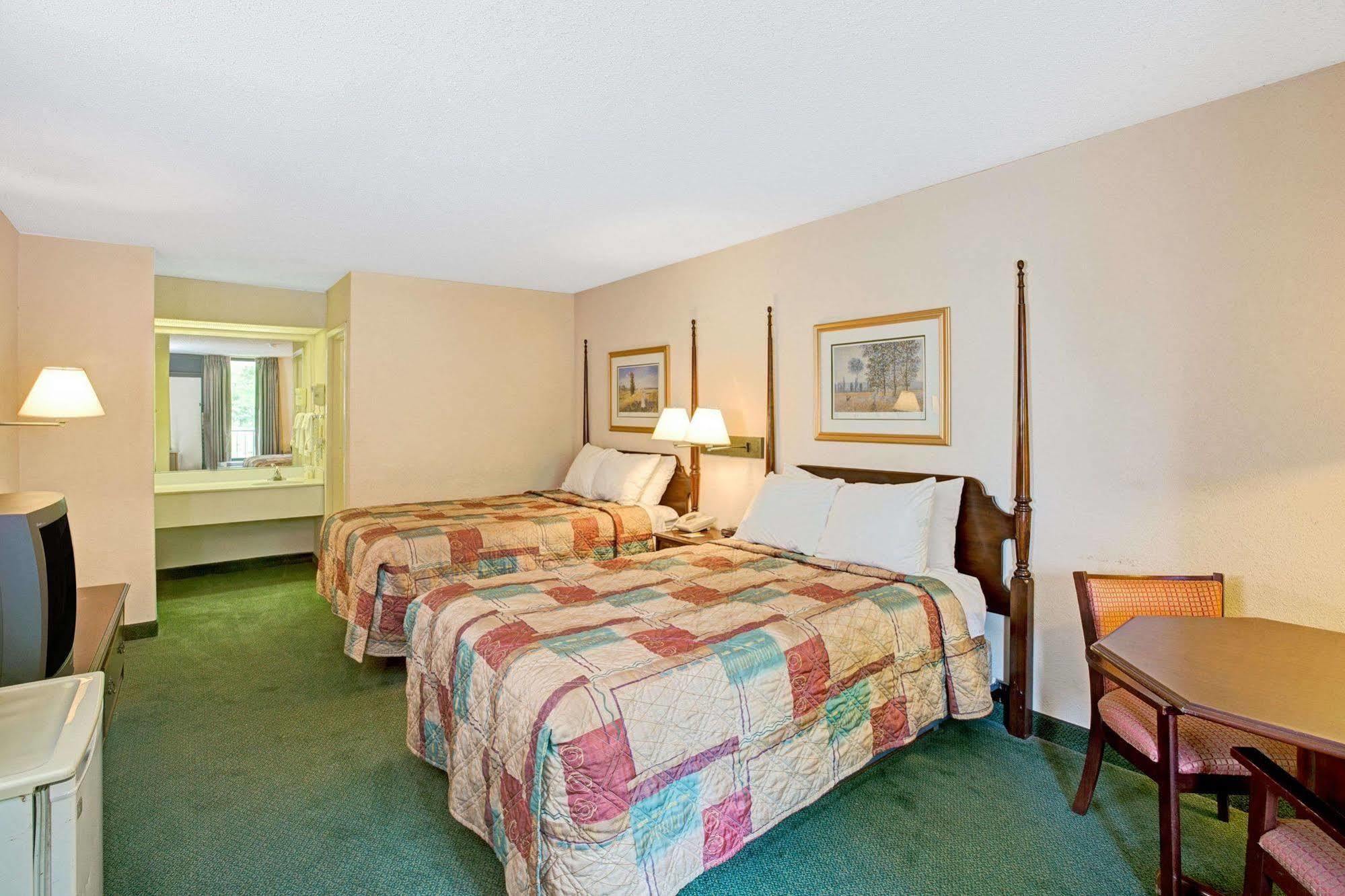 Days Inn Lake Norman Cornelius Esterno foto